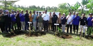 Hari Bumi Sedunia, Bupati Sukabumi Tanam Bibit Pohon di Bukit Kurma Baruajol
