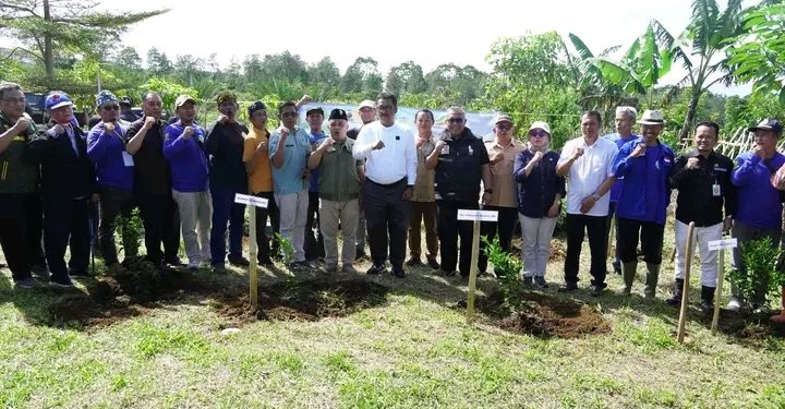 Hari Bumi Sedunia, Bupati Sukabumi Tanam Bibit Pohon di Bukit Kurma Baruajol