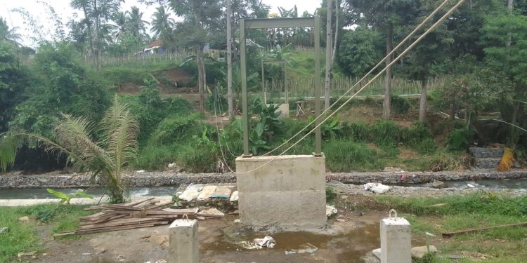 Bangun TPT dan Jembatan Pribadi, Pemilik Lahan Pertanian di Desa Cibentang Diduga Tabrak Aturan GSS