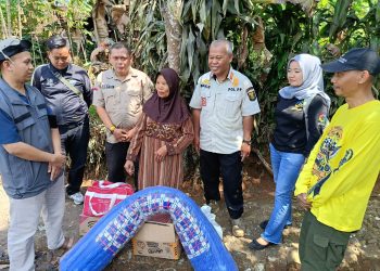 Camat Warkir Distribusikan Bantuan Untuk Korban Kebakaran