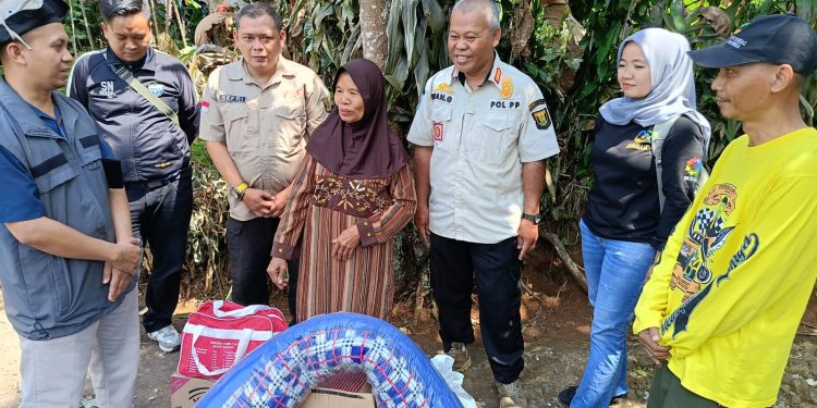 Camat Warkir Distribusikan Bantuan Untuk Korban Kebakaran
