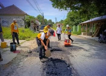 Jalan Pasiripis – Ciracap Jampangkulon Berlubang, Dinas PU Sigap Lakukan Tambal Sulam