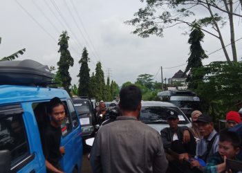Musim Pemberangkatan Calon Haji Animo Warga Pengantar Tinggi, Jalan Cikembar Macet