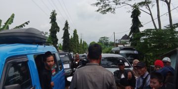 Musim Pemberangkatan Calon Haji Animo Warga Pengantar Tinggi, Jalan Cikembar Macet