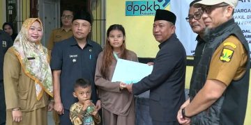 Wabup Sukabumi Berikan Bantuan Bagi Keluarga Resiko Stunting di Tengah Peringatan Harganas ke-32