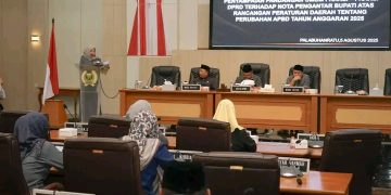 Budi Azhar Mutawali Pimpin Paripurna DPRD Agenda Penyampaian Pandangan Umum Fraksi Terhadap Nota Pengantar Bupati Sukabumi