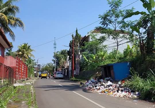Warga Sriwidari Keluhkan Kondisi TPSS di Jl Aminta Azmali, Tumpukan Sampah Tak Kunjung di Angkut Petugas