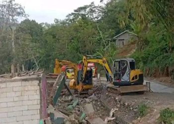 Rumah Terdampak Bencana Diduga Dibongkar Tanpa Sosialisasi, Warga Hentikan Proyek Jalan Provinsi di Nyalindung