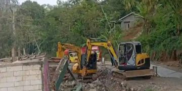 Rumah Terdampak Bencana Diduga Dibongkar Tanpa Sosialisasi, Warga Hentikan Proyek Jalan Provinsi di Nyalindung