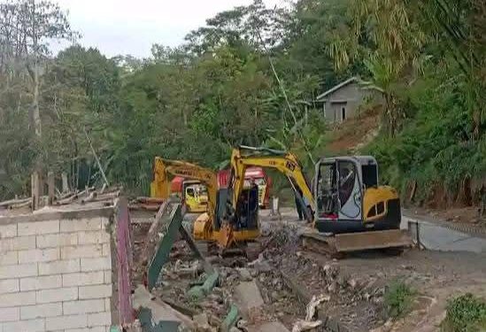 Rumah Terdampak Bencana Diduga Dibongkar Tanpa Sosialisasi, Warga Hentikan Proyek Jalan Provinsi di Nyalindung