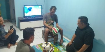 Ketua DPRD Kab. Sukabumi Budi Azhar Sambangi Sandi Pengrajin Bola Difabel