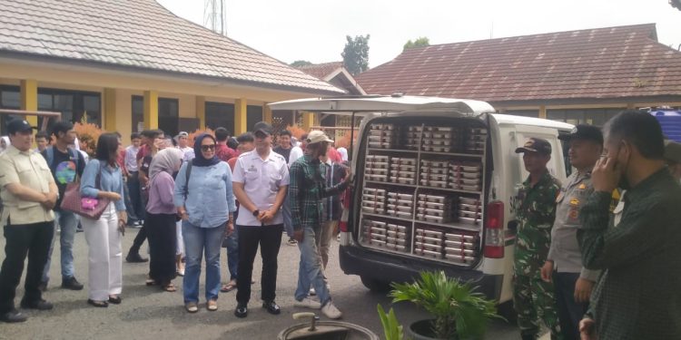 Perdana, Ratusan Siswa SMAN 1 Cikembar Terima Makan Bergizi Gratis