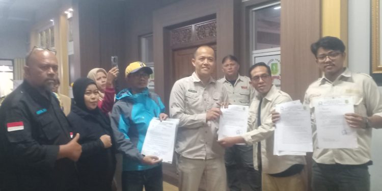 Puluhan Ketua RW Se-Kota Sukabumi Gerudug Kantor DPRD Kota Sukabumi, Ada Apa Ya?