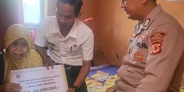 Ahli Waris Alm. Engkos Linmas Desa Sasagaran Sumringah Dapat Santunan Kematian BPJS Ketenagakerjaan