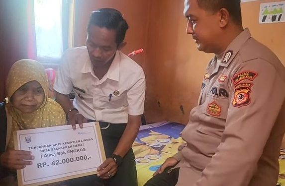 Ahli Waris Alm. Engkos Linmas Desa Sasagaran Sumringah Dapat Santunan Kematian BPJS Ketenagakerjaan