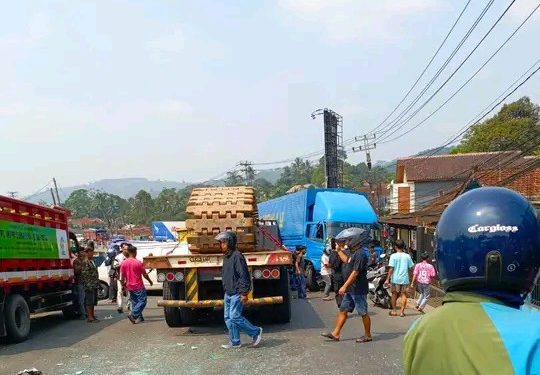Rem Truk Trailer Diduga Blong, Enam Kendaraan Terlibat Tabrakan Beruntun di Tanjakan Pamuruyan Cibadak
