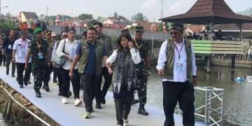 Bupati Sukabumi Dampingi Menkomdigi RI Panen Raya Ikan Nila di Pokdakan Cipancur Cimahi