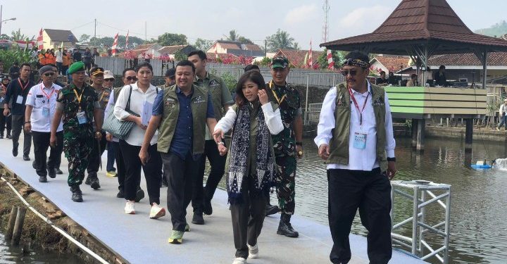 Bupati Sukabumi Dampingi Menkomdigi RI Panen Raya Ikan Nila di Pokdakan Cipancur Cimahi