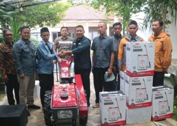 Dukung Produktivitas Pertanian, Puluhan Kelompok Tani Sukabumi Dapat Bantuan Tarktor dan Hand Sprayer