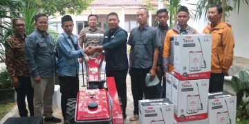 Dukung Produktivitas Pertanian, Puluhan Kelompok Tani Sukabumi Dapat Bantuan Tarktor dan Hand Sprayer