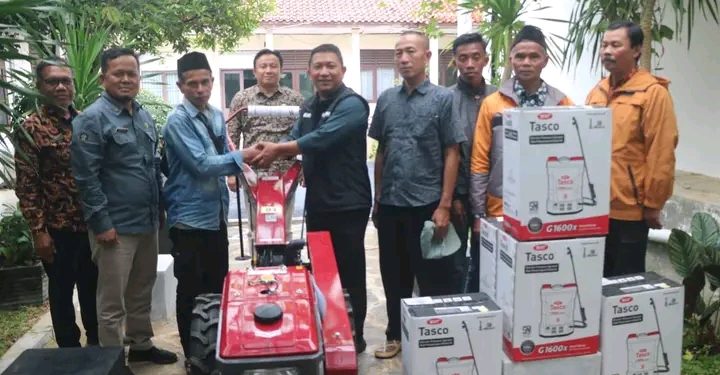 Dukung Produktivitas Pertanian, Puluhan Kelompok Tani Sukabumi Dapat Bantuan Tarktor dan Hand Sprayer