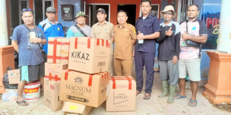 Banjir Bandang Melanda Warga Desa Cikahuripan Cisolok, Dinas Perikanan Kab. Sukabumi Distribusikan Bantuan