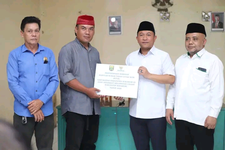 Foto Penyerahan : Wakil Bupati Sukabumi H. Andreas didampingi Ketua Baznas Kabupaten Sukabumi KH. Unang Sudarma, disela menyerahkan secara simbolis bantuan rumah layak huni.