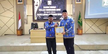 Bupati Sukabumi Berikan Pernghargaan Kepada Bapenda Sebagai Pengelolaan Kearsipan Terbaik