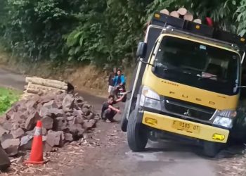 Material Batu Untuk Proyek Talud Tutupi Jalan Kalaparea Bahayakan Pengendara, Warga Minta Disdik Perketat Pengawasan