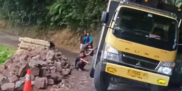 Material Batu Untuk Proyek Talud Tutupi Jalan Kalaparea Bahayakan Pengendara, Warga Minta Disdik Perketat Pengawasan