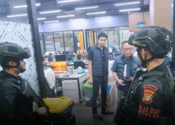 Bersenjata Lengkap Brimob Polda Metro Jaya Gerebek Markas Judi Online di Kawasan Hayam Wuruk
