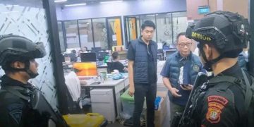 Bersenjata Lengkap Brimob Polda Metro Jaya Gerebek Markas Judi Online di Kawasan Hayam Wuruk
