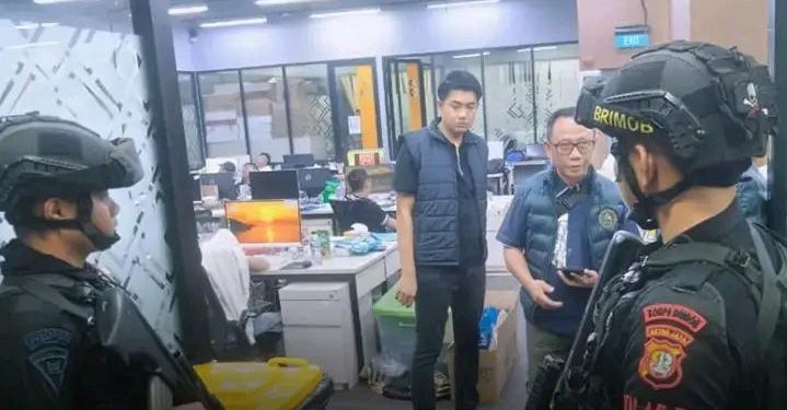 Bersenjata Lengkap Brimob Polda Metro Jaya Gerebek Markas Judi Online di Kawasan Hayam Wuruk