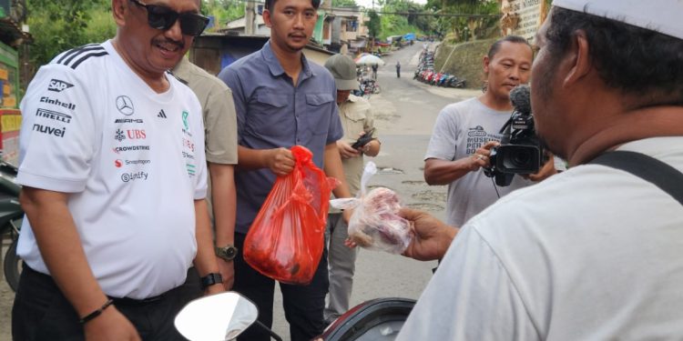 Warga Kompa Kaget Didatangi Bupati Sukabumi Sambil Bagikan Daging Kurban
