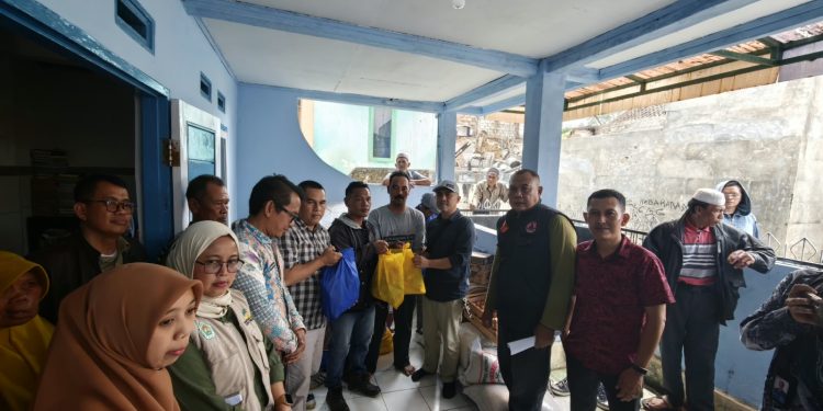Dinsos Kab. Sukabumi Gercep Bantu Para Korban Kebakaran di Desa Cikahuripan